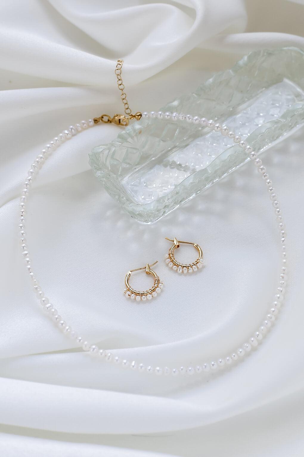 Basic Pearl Necklace