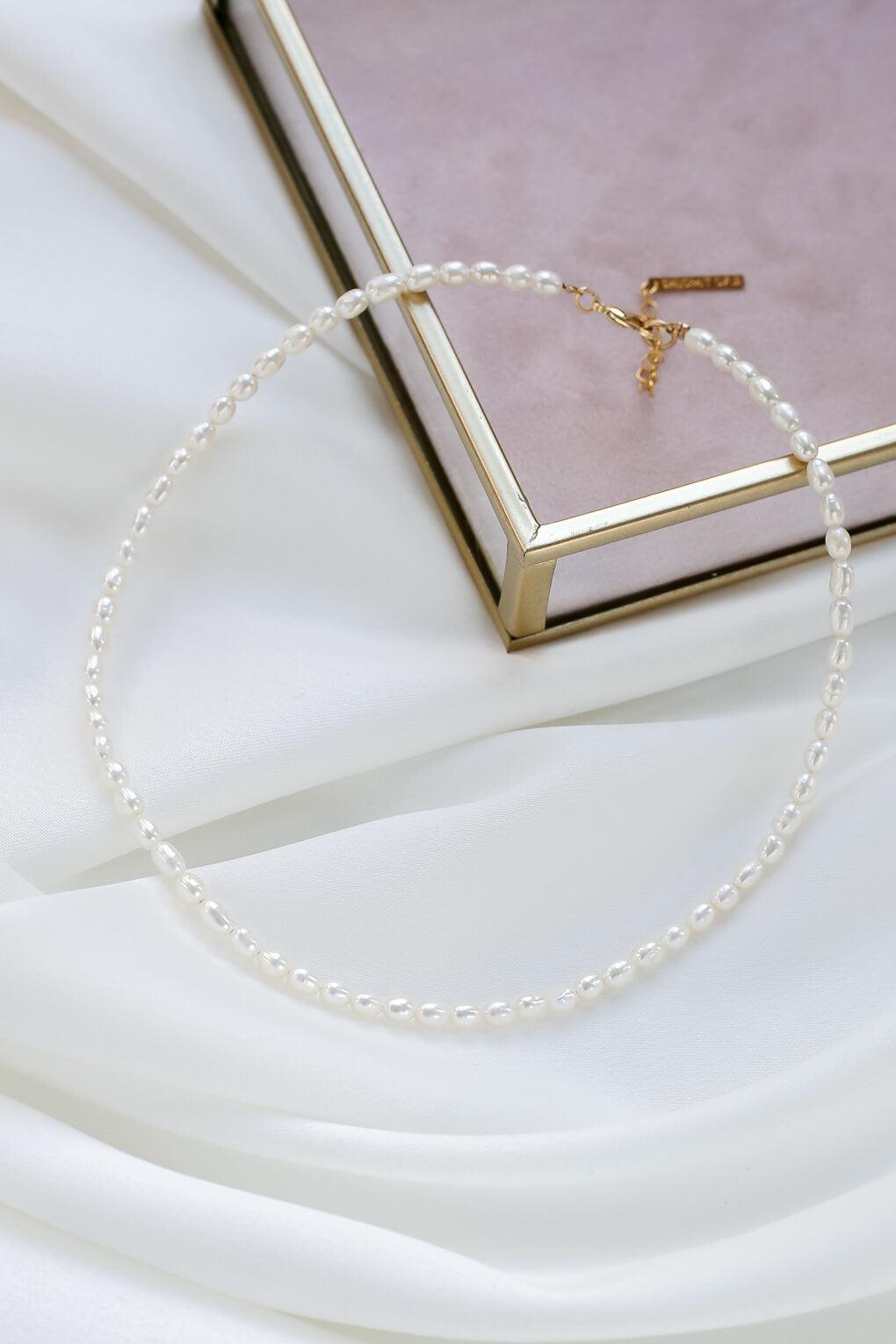 Basic Pearl Necklace