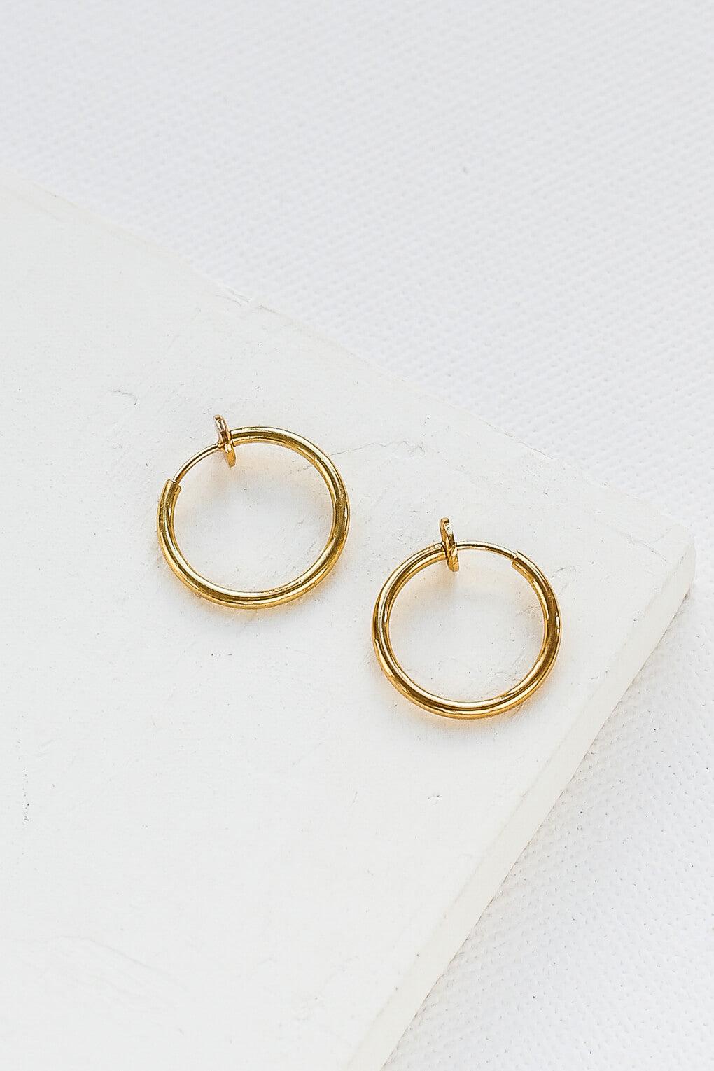 Cascade Jewelry 14K Gold Plated Clip-On Hoop Earrings – 25mm Diameter – Sleek Pierced Look – 90s Style – Made In USA