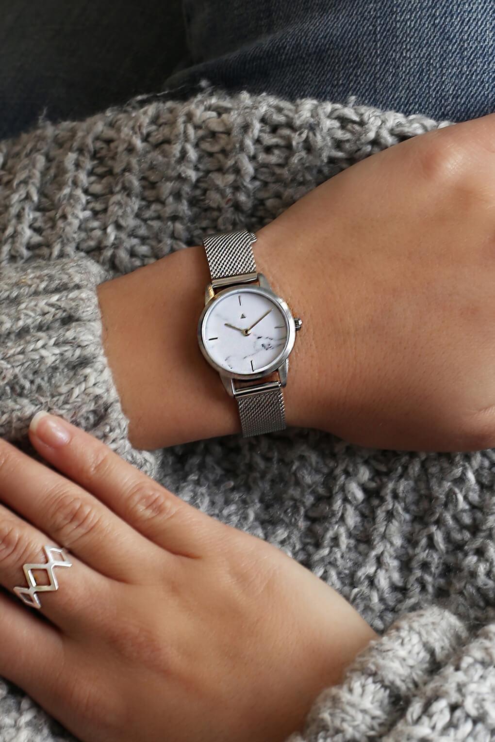 25 mm watch with marble and a silver mesh strap