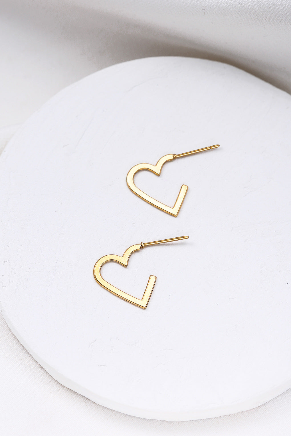 Tiny Heart Contour Earrings