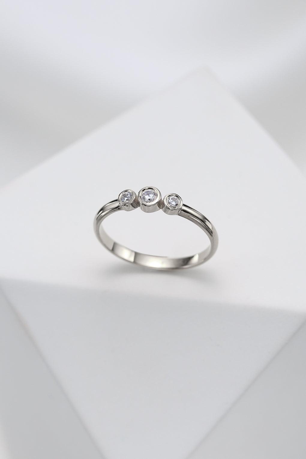 14K Gold 3 ROUND DIAMONDS RING