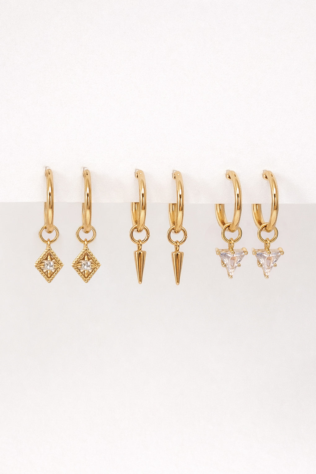 Hoop earrings with replaceable pendants