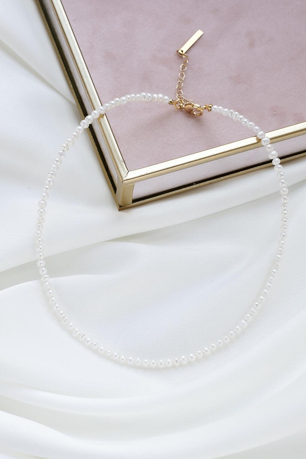 Basic Pearl Necklace