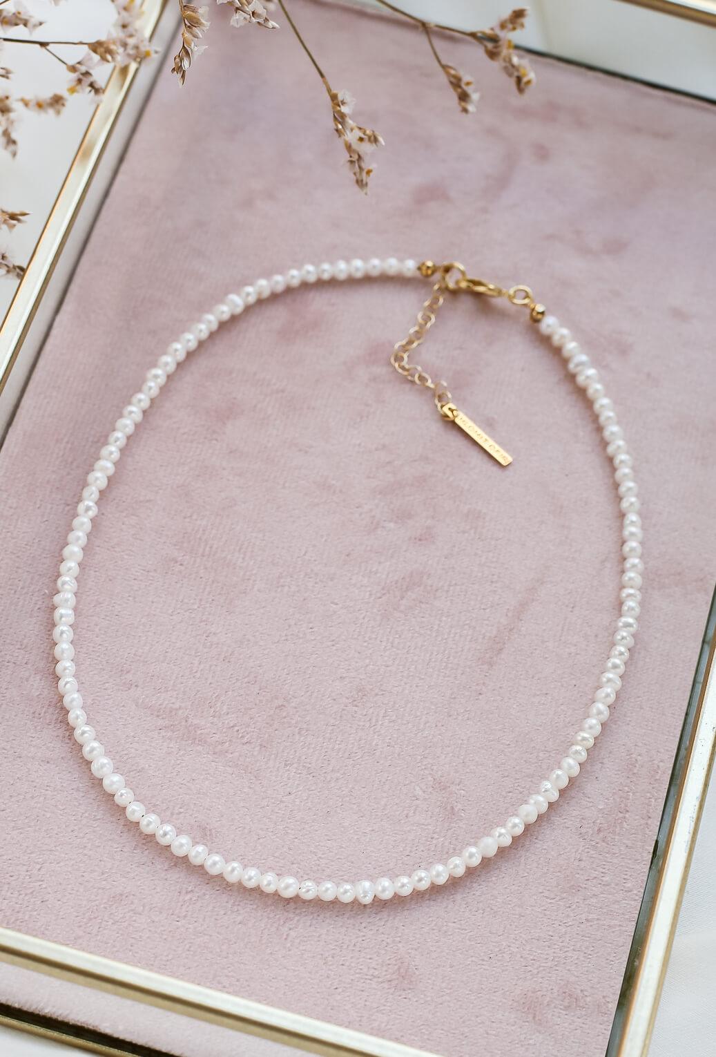 Basic Pearl Necklace