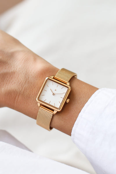 Rectangle watch in rose gold with a mesh strap